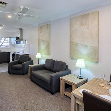 יאנג Colonial Motel & Apartments מראה חיצוני תמונה