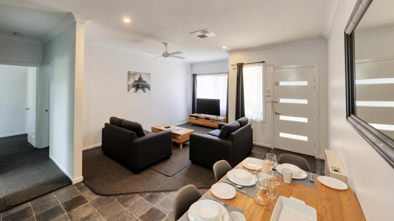 יאנג Colonial Motel & Apartments מראה חיצוני תמונה