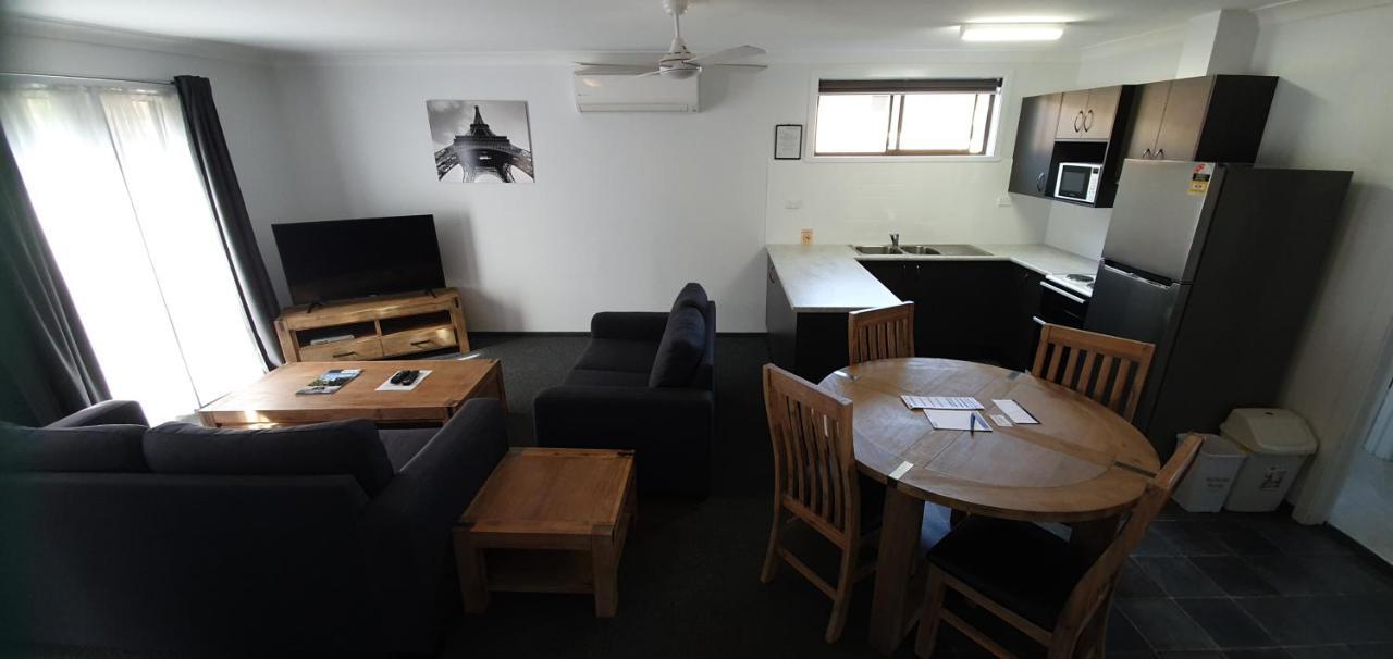 יאנג Colonial Motel & Apartments מראה חיצוני תמונה
